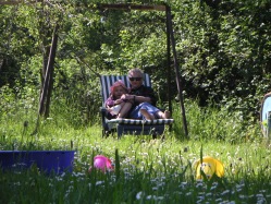 alice und mia chillen in gudrunsgarten